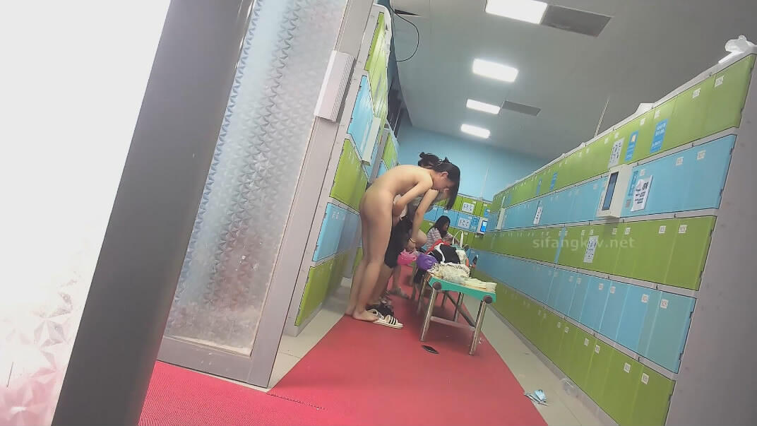 十二月新流出大神潜入水上乐园更衣淋浴间出口偷拍❤️美女换衣服警觉性很高的红衣妹子瞪着作者看