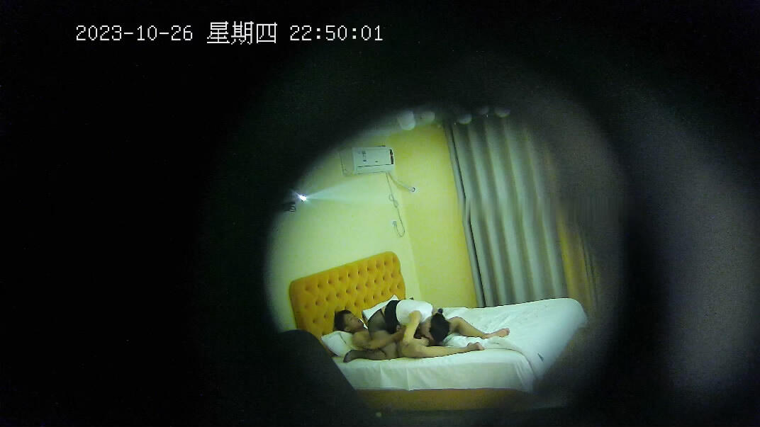 2023-10-27流出酒店钟点房偷拍❤️黑丝包臀裙美女喝多 被男人带到酒店玩弄给女的操的杀猪似的淫叫