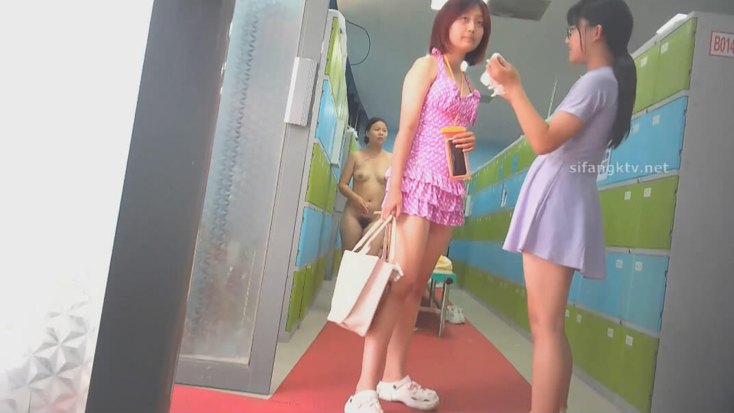 十二月新流出大神潜入水上乐园更衣室偷拍美女更衣❤️近景几个扎堆少妇