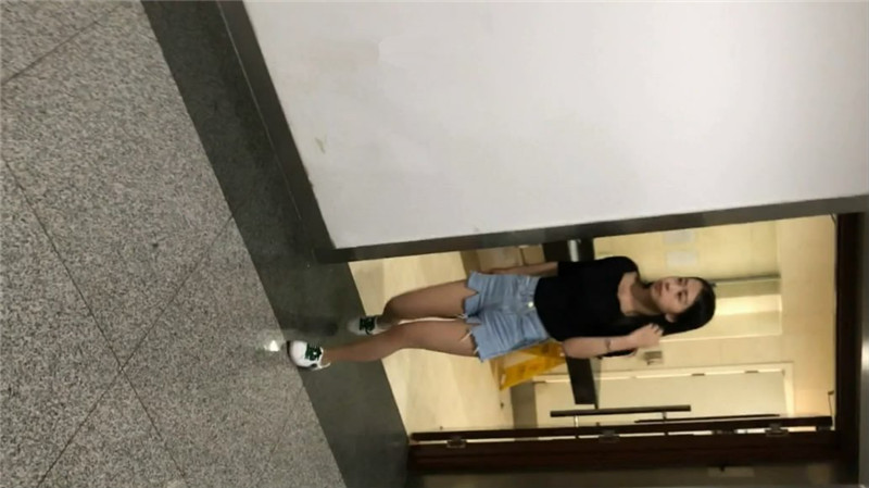 大神潜入大学女厕全景偷拍❤️几个高颜值学妹嘘嘘