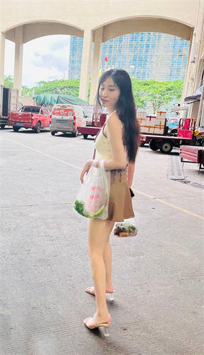 反差婊子-极品高挑公务员妹子超爱吃肉棒，在办公室里热舞，领导开心死了！很喜欢给领导吃鸡，自拍都是吃鸡，颜值非常高 身材又很棒