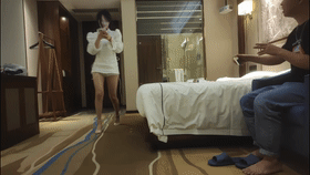 2000块午夜约外援美女❤️前期聊的相投甚欢，前戏穿丝袜撕丝袜，岂料妹子不口交引发肢体冲突！