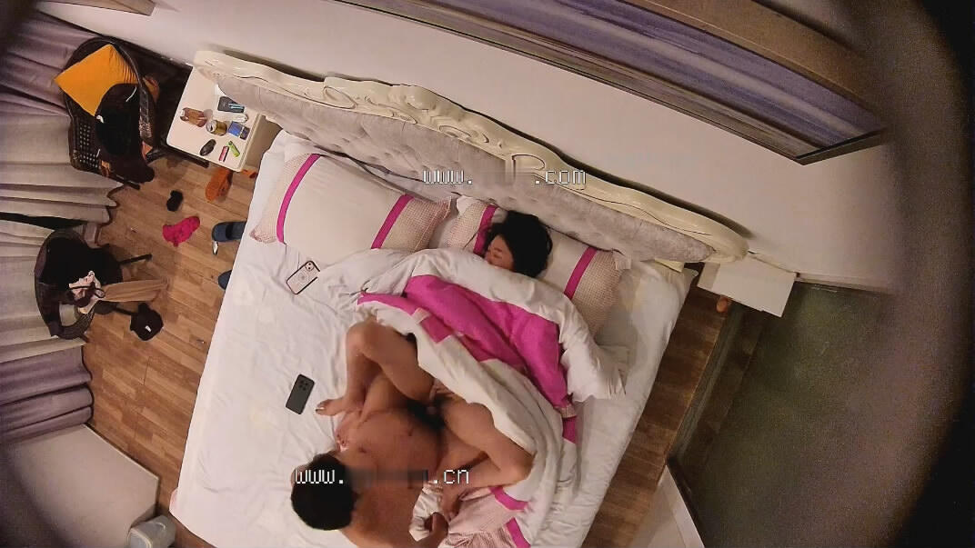 2023-12-11流出安防酒店偷拍❤️健壮哥强操丰满豪乳少妇还一边用手机拍下淫照
