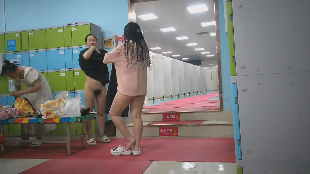 十二月新流出大神潜入水上乐园更衣淋浴间出口偷拍❤️美女换衣服警觉性很高的红衣妹子瞪着作者看