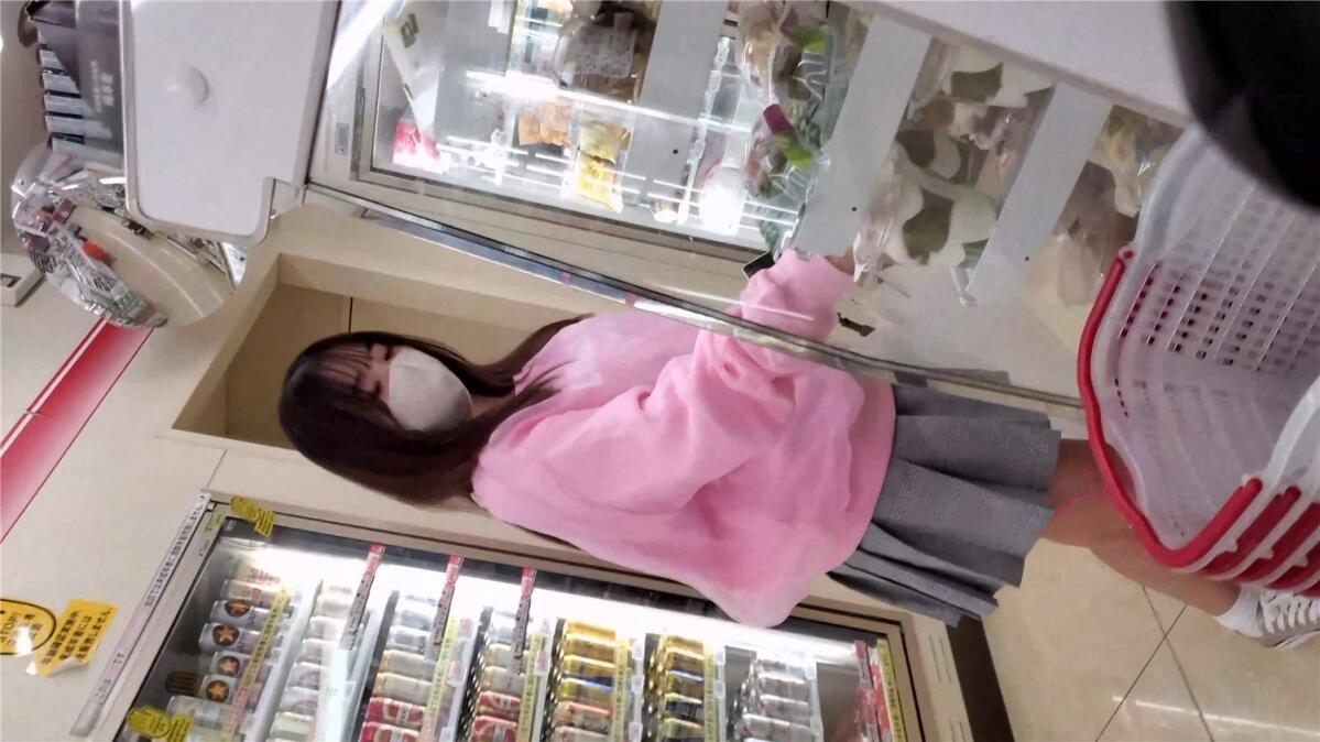 《极品CD✅魔手☛外购》神级大师商场极限抄底多位小姐姐裙内，各种透网丁字内裤阴毛外露，白裙骚女无奶罩出门一对车灯清晰可见
