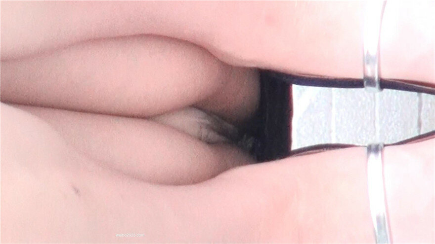 不知道是干啥工作的高跟大长腿少妇❤️这一蹲让人惊掉眼球