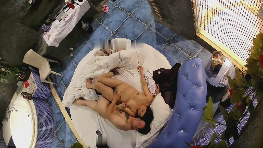 2024-1-11新流出酒店浴缸房偷拍酒后纹身小哥约炮良家少妇连续干了她两次才放她回家