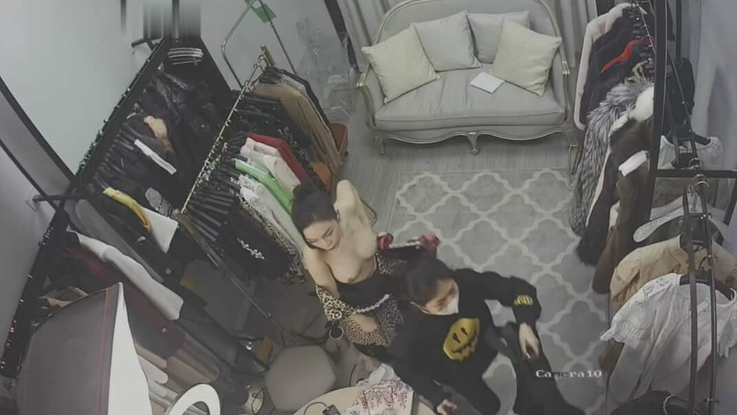 黑客破解高档服装店更衣间摄像头监控偷拍❤️颜值富姐试穿衣服奶子还挺大的