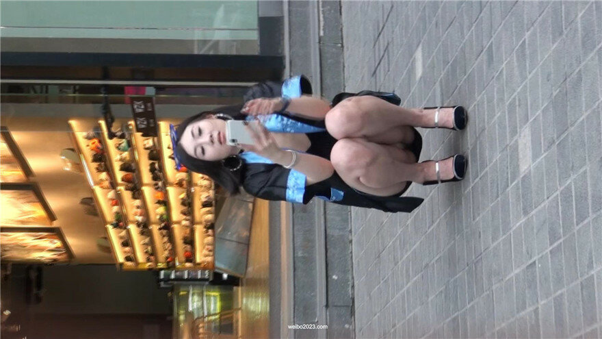 不知道是干啥工作的高跟大长腿少妇❤️这一蹲让人惊掉眼球