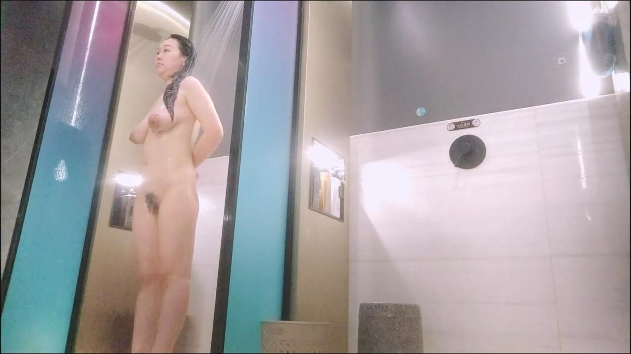《贵在真实✅极限偸拍》女人坑女人！温泉洗浴女士区内部曝光，妹子一丝不挂站一排，好多极品白皙大奶妹，嫩妹和老太鲜明对比