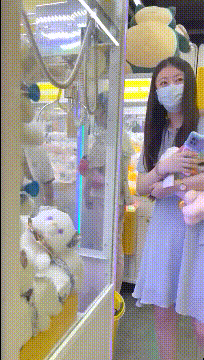 商城跟随偷窥清纯漂亮小姐姐 皮肤白皙 白内内卡屁屁 抱着毛娃娃左晃右晃很开心