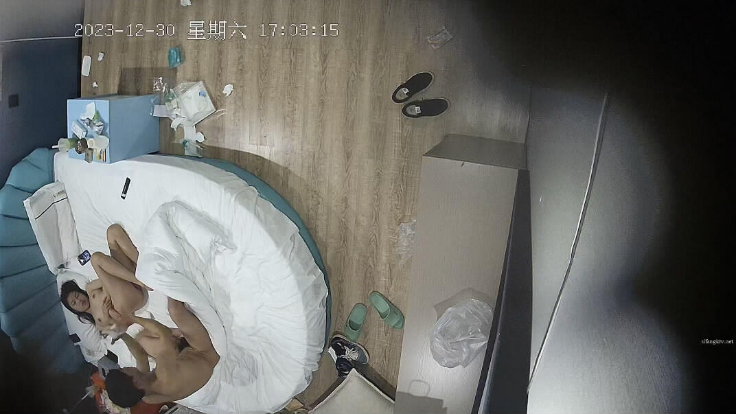 2023-12-30新流出酒店偷拍❤️女主颜值堪比明星 饥渴情侣黑白丝换着穿 变着花样操穴