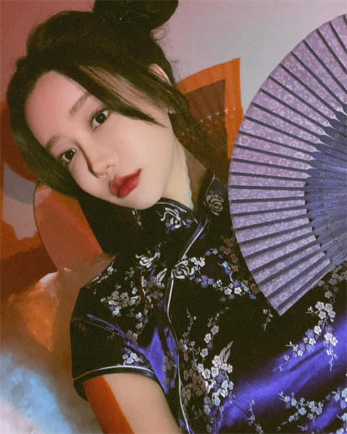 顶级尤物出没！绝美漫画长腿丰臀爆乳女友【eemiim】被草翻了还要调皮作表情！虽然整容了 但是整得很好看