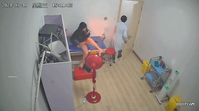 《医院监控破解》偷窥多位美女少妇脱了内裤让医院仔细检查下体