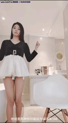【猎奇尝鲜 内部群直播 美女模特展示各种骚衣服顶级擦边】18V