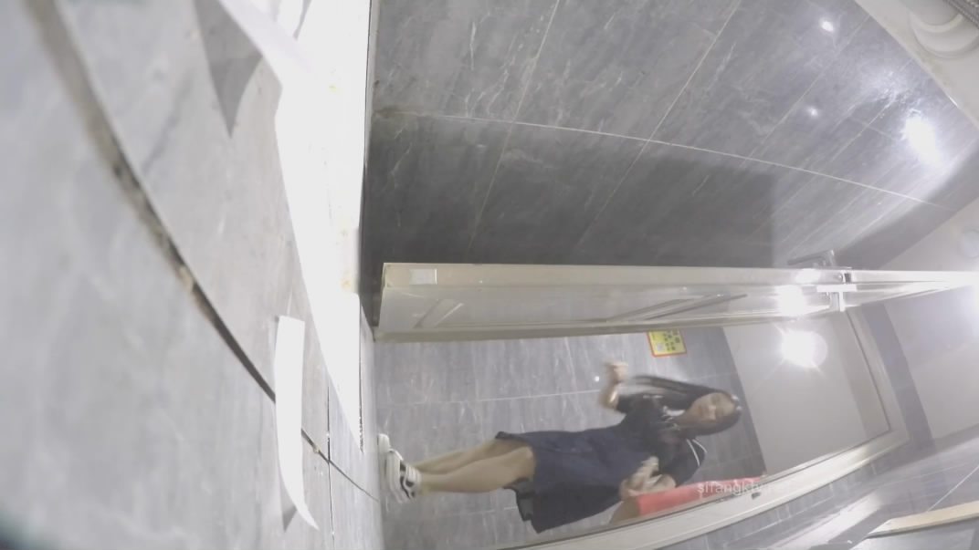 一月新流出厕拍大神找到一份给KTV送酒的工作❤️趁此机会潜入女厕偷拍小姐尿尿(5)前景毛毛鞋安全内裤小姐