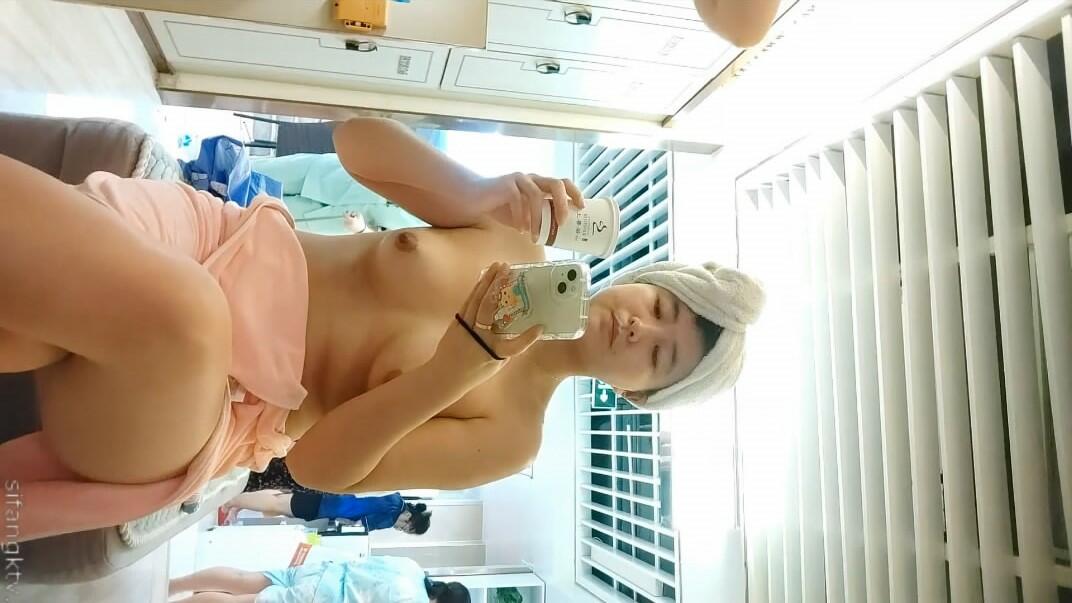 一月新流出大神潜入人气火爆的洗浴中心更衣室四处游走偷拍❤️美乳靓妹喝着咖啡淡定的玩手机