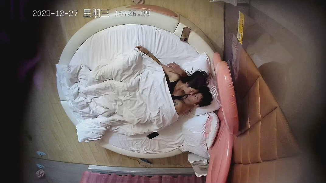 2023-12-27流出酒店情趣大圆床偷拍❤️小伙偷情老乡少妇开房过夜躺平随便操