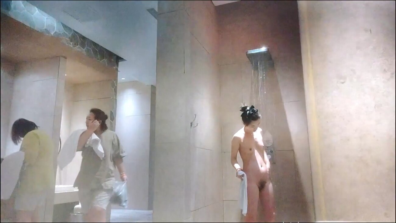 《贵在真实✅极限偸拍》女人坑女人！温泉洗浴女士区内部曝光，眼花缭乱一丝不挂，好多极品白皙大奶妹，高冷女神肤白貌美奶子圆润