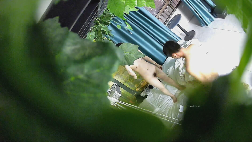 2023-11-28流出酒店绿叶房高清偷拍❤️纹身小哥激战女友射了不少东西到她肚子上