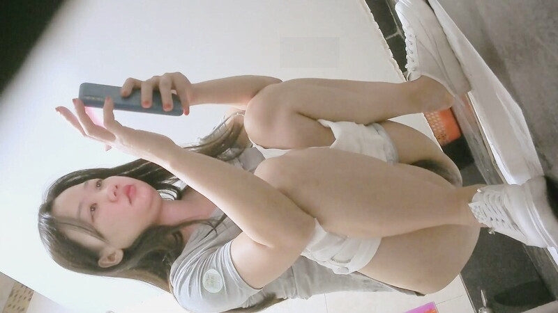 商场女厕全景偷拍丰盈肥臀少妇脱裤尿尿❤️透露出一股雌性特有的味道