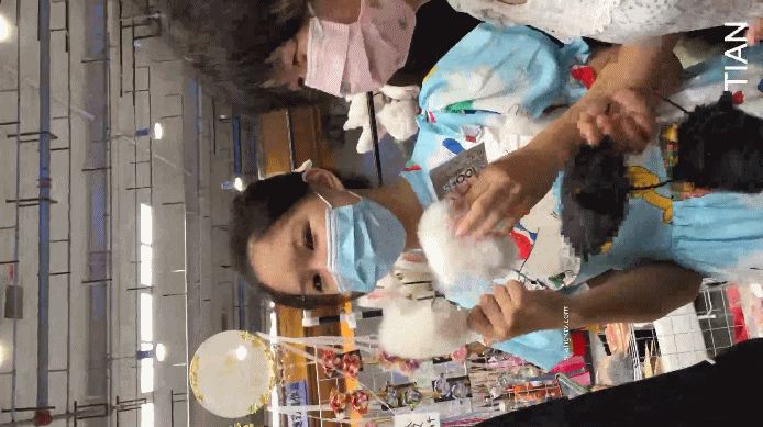 牛B大神漫展现场一路跟踪抄底多位漂亮的小姐姐看看她们都穿着什么骚内