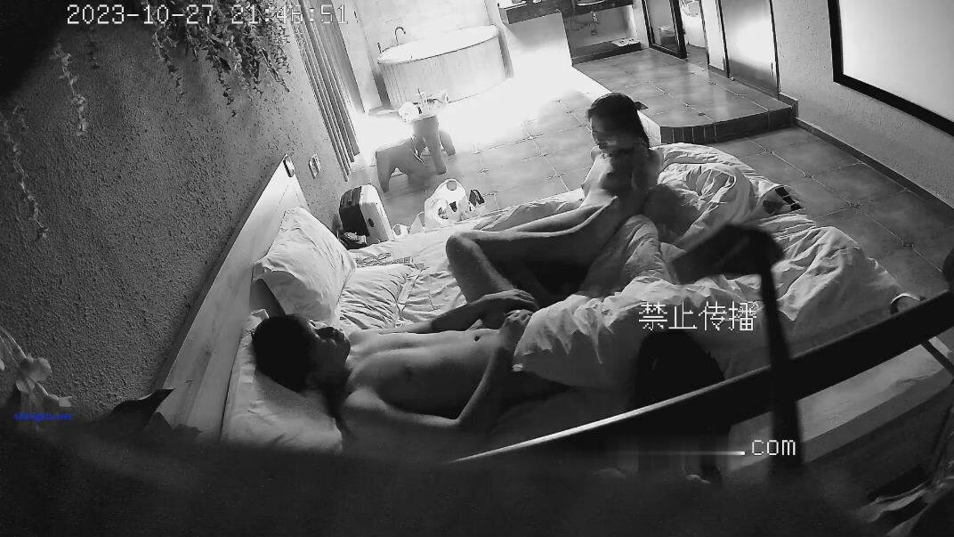 2023-10-28流出酒店浴缸房偷拍❤️貌似新婚来旅游的红色卫衣男女穿上黑丝啪啪