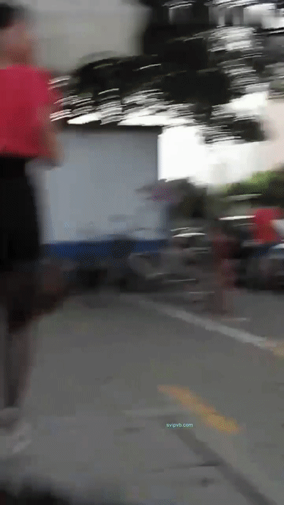 《咸猪手系列》国产街头伸手摸美女丝腿❤️摸完就跑或假装钥匙掉到美女两腿间--光明正大的摸几下