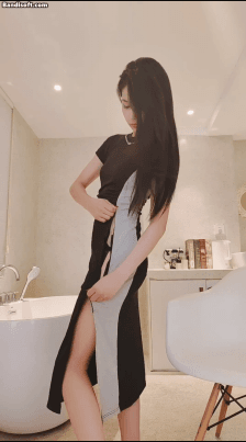 【猎奇尝鲜 内部群直播 美女模特展示各种骚衣服顶级擦边】18V