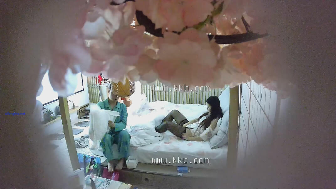 2024-1-17新流出酒店偷拍❤️羞涩的精日情侣的次元情趣内衣啪啪秀