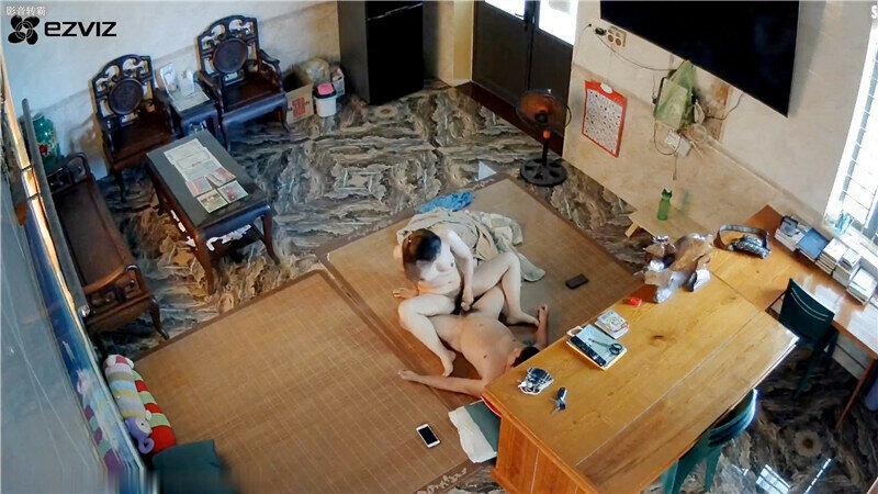《监控破解偷窥》老板在办公室和女秘书在地板上偷情