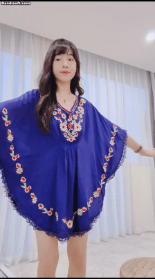 【猎奇尝鲜 内部群直播 美女模特展示各种骚衣服顶级擦边】18V