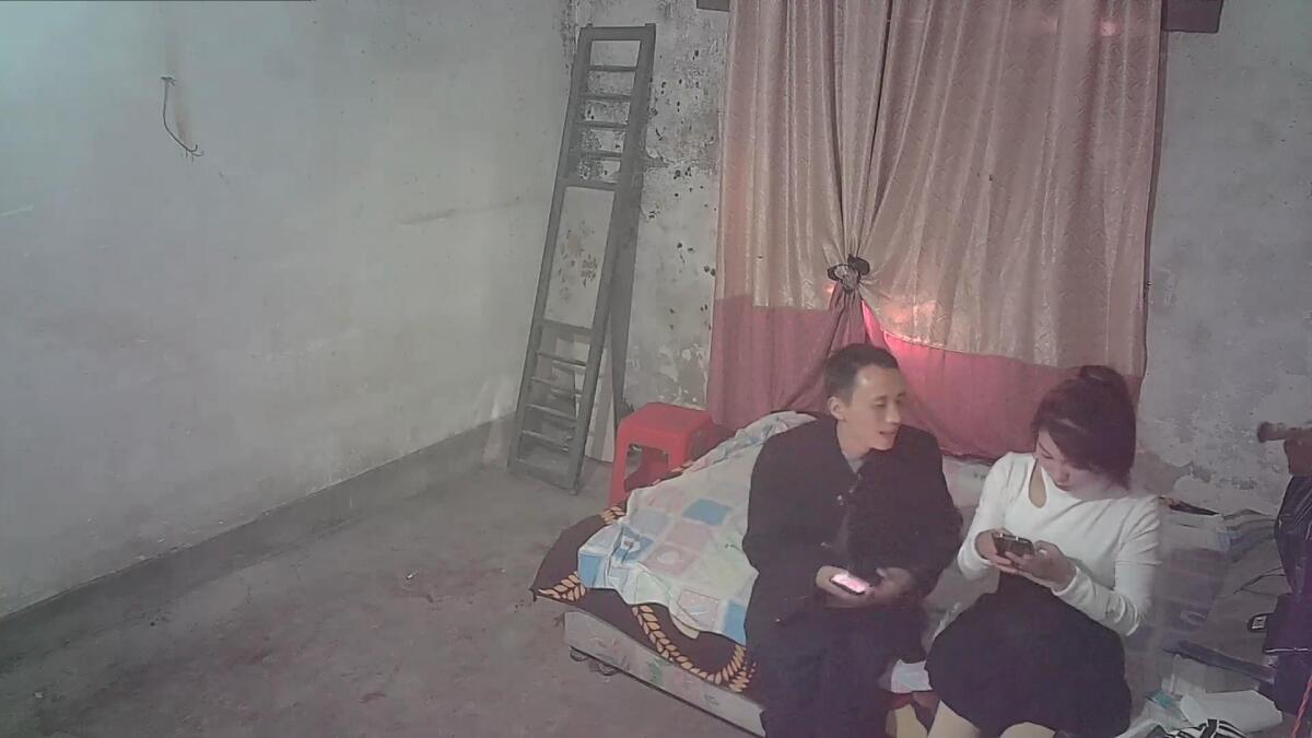 ⚡⚡黑客破解真实流出，待拆迁区简陋快餐房打工男人的天堂，长得还可以的小姐姐车轮战，有老有少生意火爆，秃顶大叔猴急
