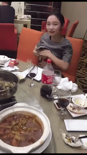 超美少妇饭局上公然掀衣服挤奶！再逼逼，奶水滋你一脸！吓得旁边大哥连连后退~原版+4K修复