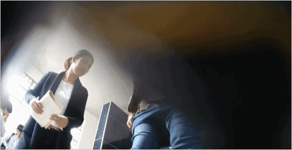 ⚡⚡屎上最强偸拍，大神潜入某校室外女旱厕，双视角记录课间高颜值学生和老师方便，夸张仰视角像坐在脸上一样，各种美鲍尽收眼底