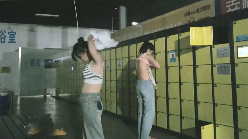 高清设备偷拍！主打的就是一个刺激！11月底首发某地的水上乐园女客更衣室内的春光！几个年轻漂亮的妹子和少妇们，春光漏泄