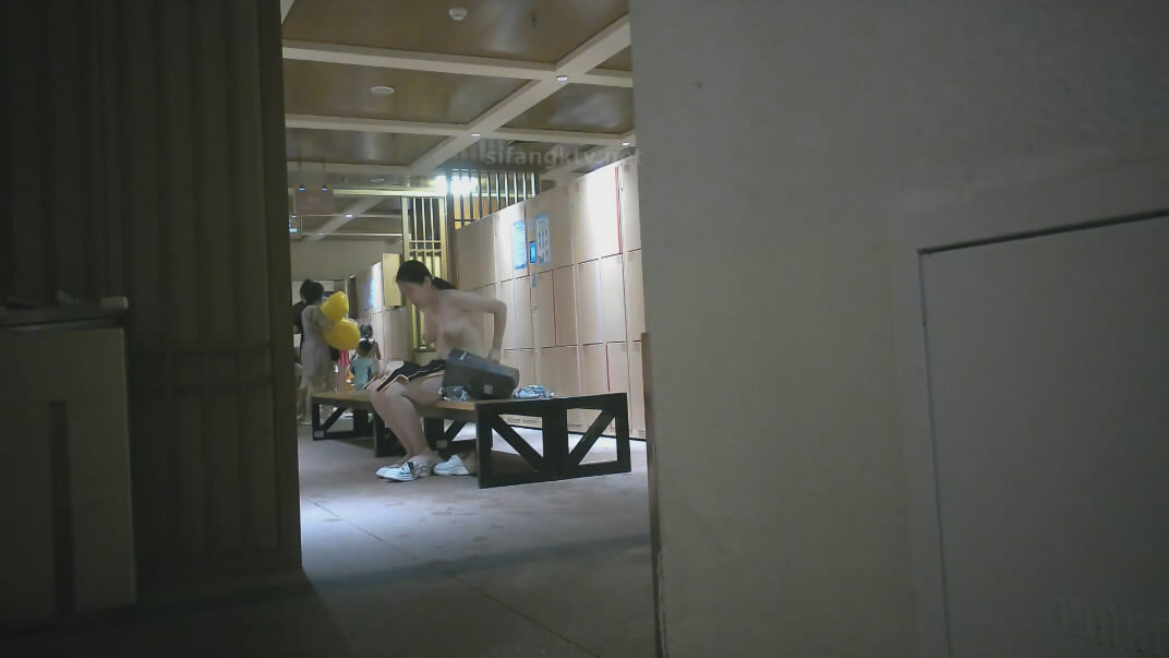 十二月新流出大神潜入水上乐园更衣间四处游走偷拍❤️一袭红衣美女主动在镜头前换穿不幸被拍