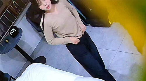 最新11-14！邻家清纯的乖乖女和男友，黑丝美腿！姨妈来了也要打炮，最后姨妈血飙出，抠逼水滋滋滋的响，一边做爱 一边聊天