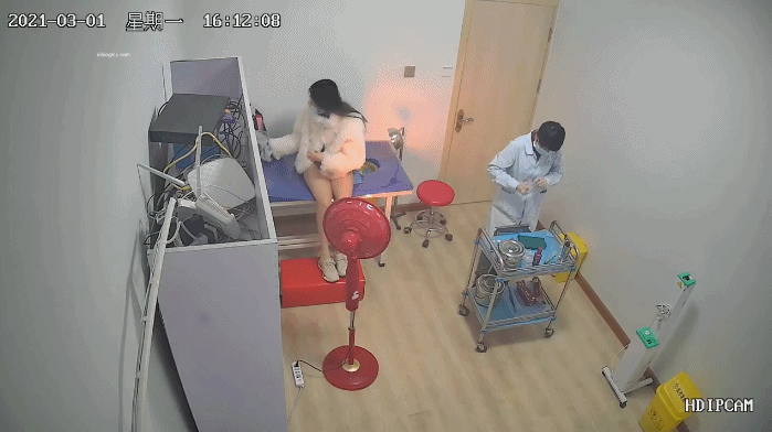 《医院监控破解》偷窥多位美女少妇脱了内裤让医院仔细检查下体
