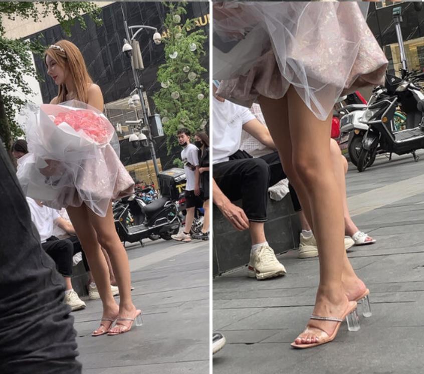 极品网红脸透明高跟鞋骚货约会手捧鲜花被拍裙底蕾丝边❤️jk大学女生肉臀把迷你内夹在B缝里