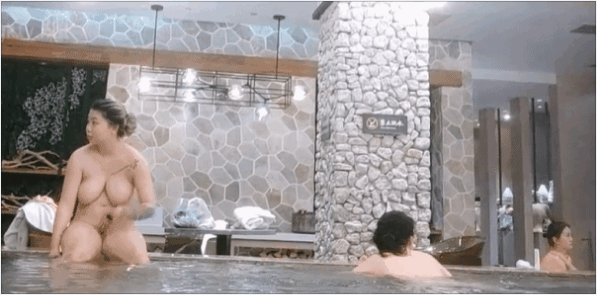 澡堂子内部员工偷拍几位大奶子少妇洗澡