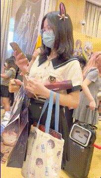 商城跟随偷窥跟同学逛街的Jk学生美眉 小内内紧紧包着小屁屁好诱惑