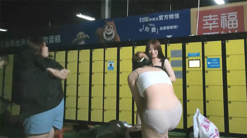 高清设备偷拍！主打的就是一个刺激！11月底首发某地的水上乐园女客更衣室内的春光！几个年轻漂亮的妹子和少妇们，春光漏泄